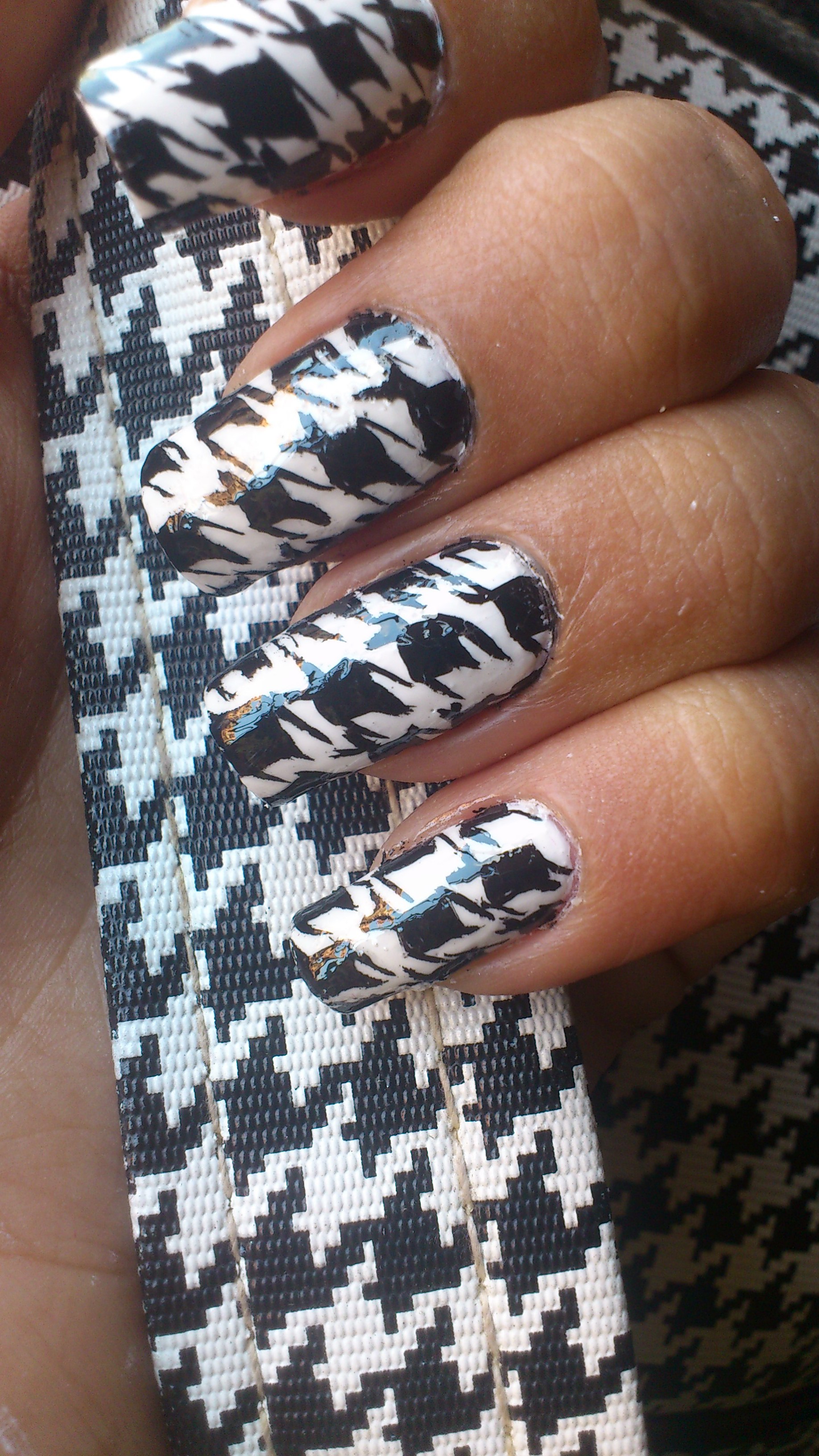 Black and White Stylish Hounds tooth